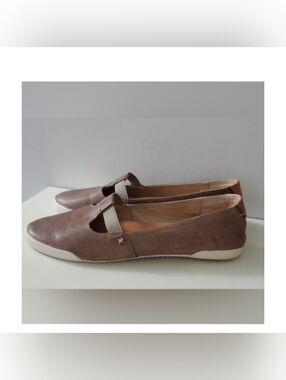 Frye Melanie T Strap Flats Leather Size 8 M Grayish Tan